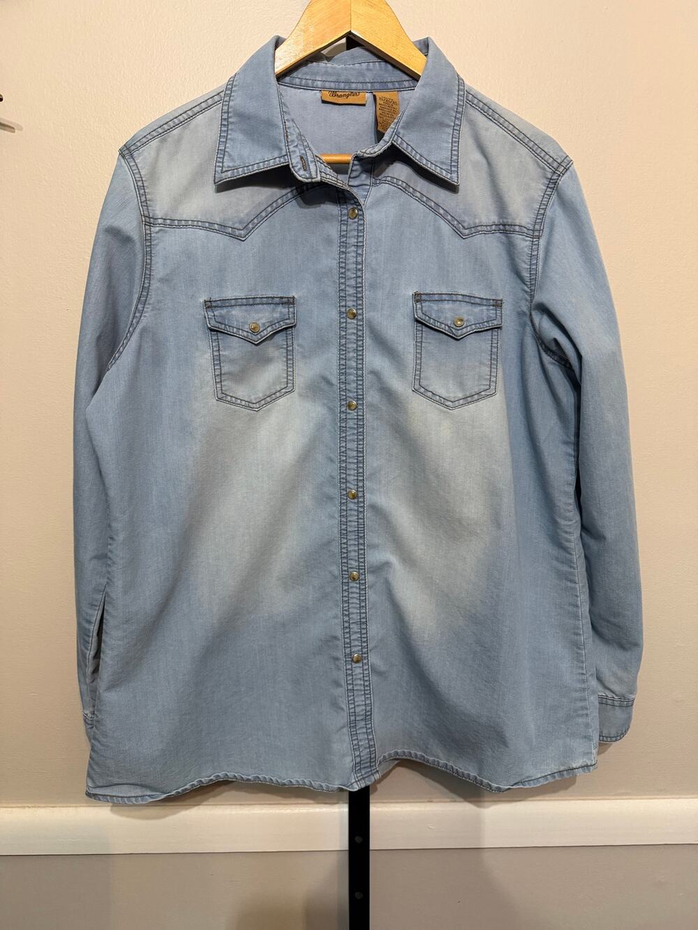 Wrangler Women’s XL Light Wash Chambray Denim Western Snap Shirt